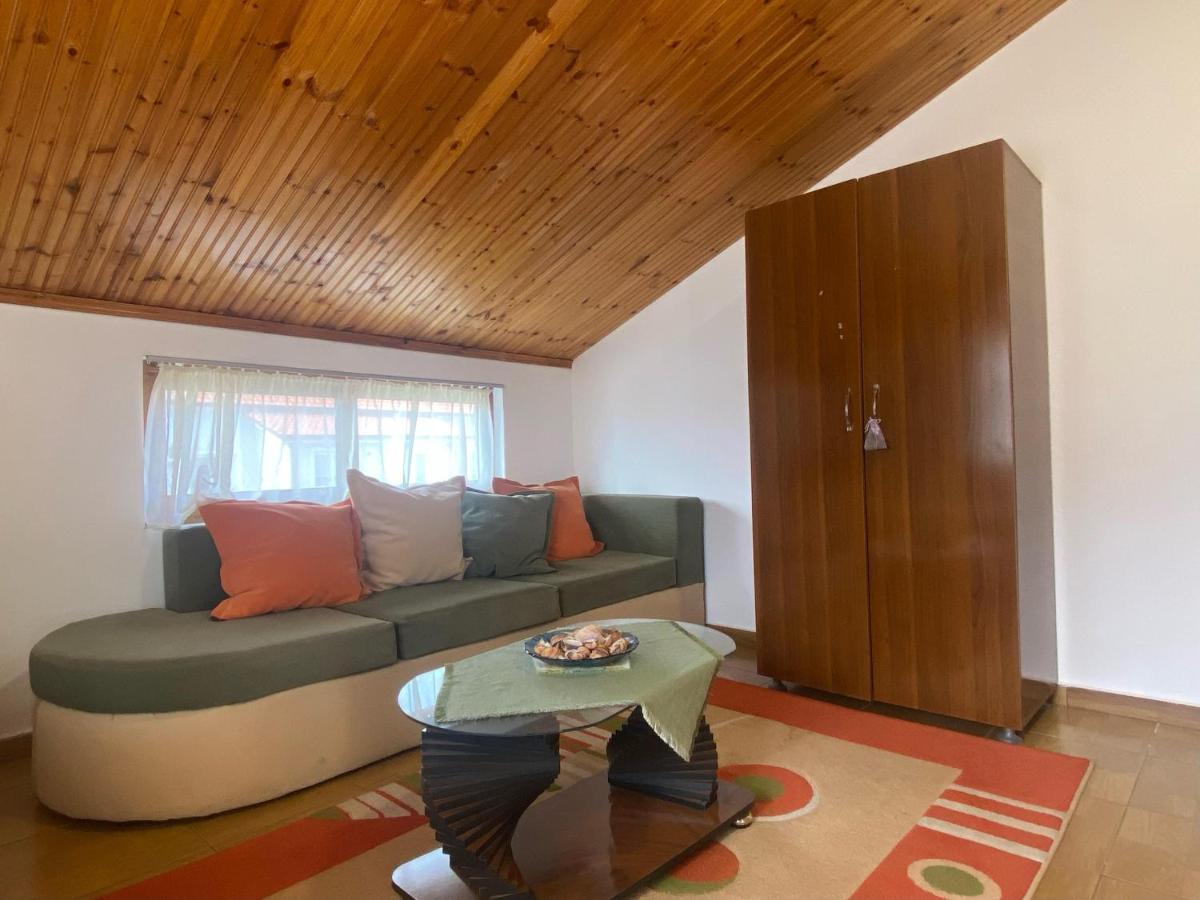 Happy Corner Guest House ชโคเดอร์ ภายนอก รูปภาพ